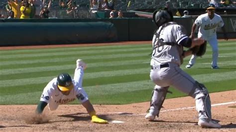 Andrus’ 10th-inning error gives A’s 7-6 win over White Sox